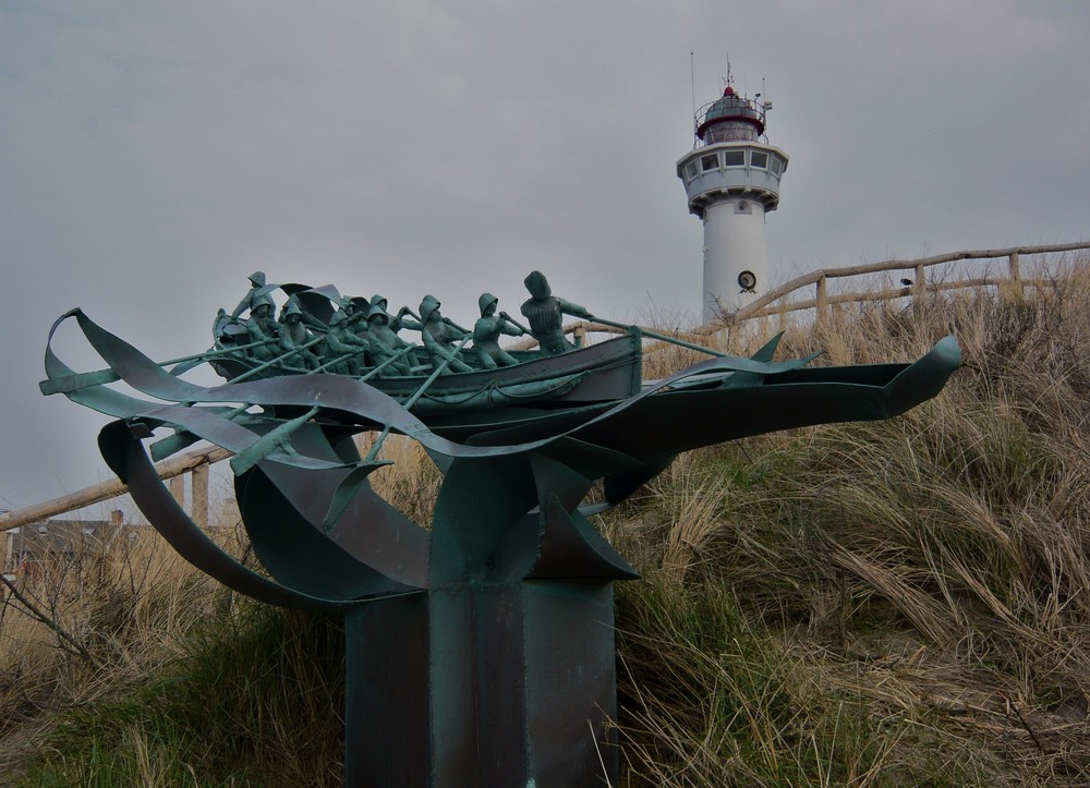 Skulptur in den Dünen - unweit der "Kunststadt" Bergen