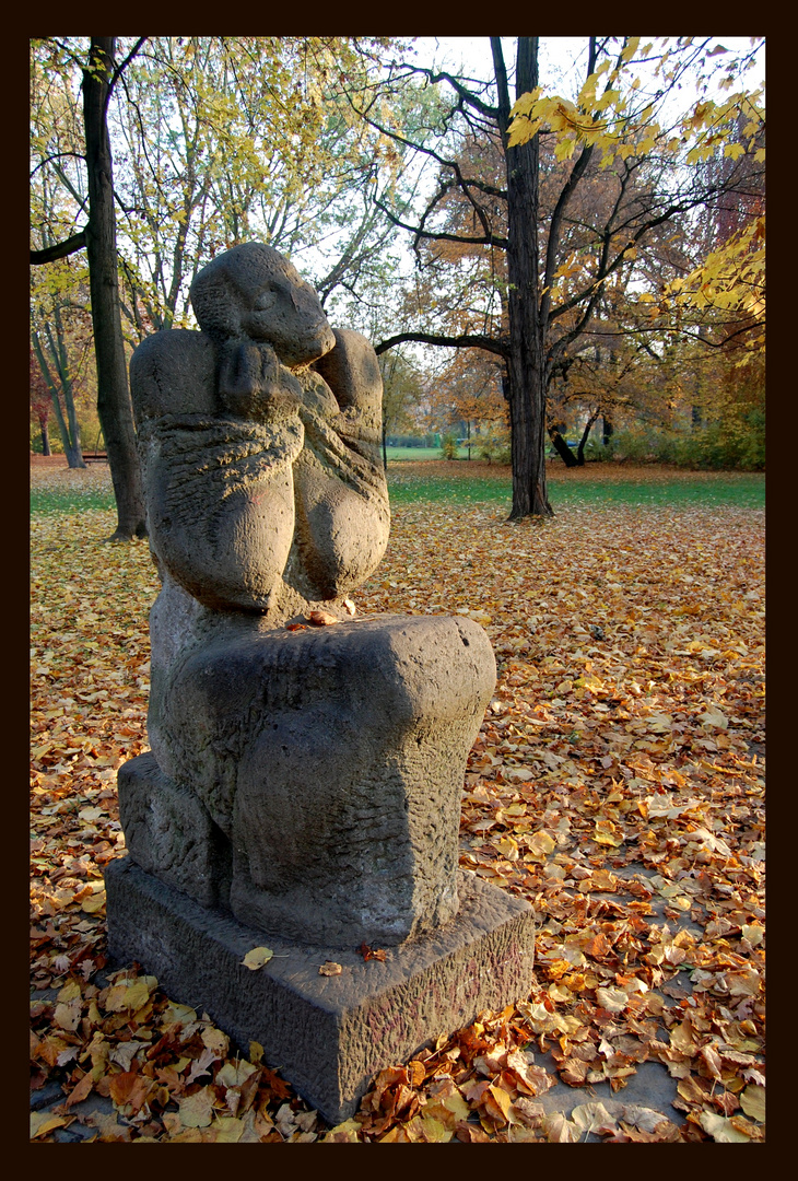 Skulptur in herbstlicher Umgebung