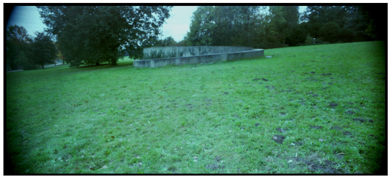 skulptur in parklandschaft geparkt