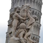 Skulptur in Pisa mit Pisaturm im Hintergrund