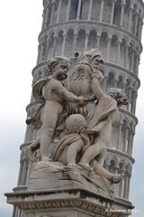 Skulptur in Pisa mit Pisaturm im Hintergrund