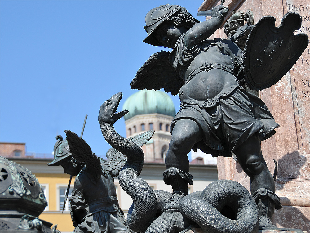 Skulptur: Junge kämpft gegen Schlange