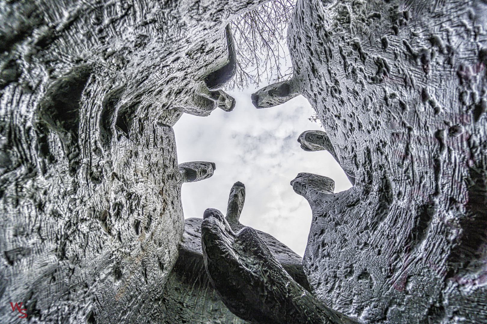 Skulptur "Menschen Im Gespräch" fotografiert von innen