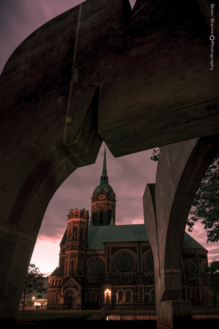 Skulptur mit Blick auf die Hauptkirche Rheydt. Sculpture with a view of the main Protestant church.