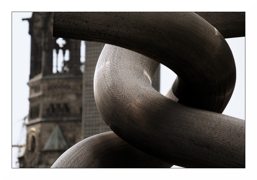 Skulptur mit Gedächtniskirche