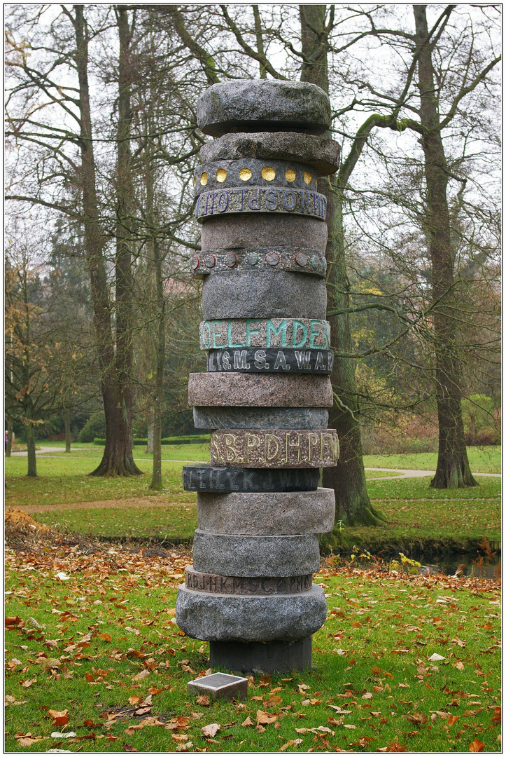 Skulptur mit Steinrädern im Borgvold Park in Viborg, ...