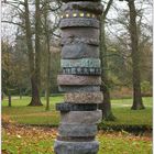 Skulptur mit Steinrädern im Borgvold Park in Viborg, ...