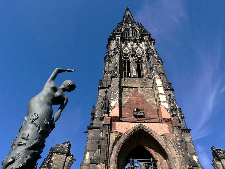 Skulptur neben der Nikolai-Ruine