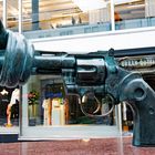 Skulptur - Pistole mit Knoten im Lauf