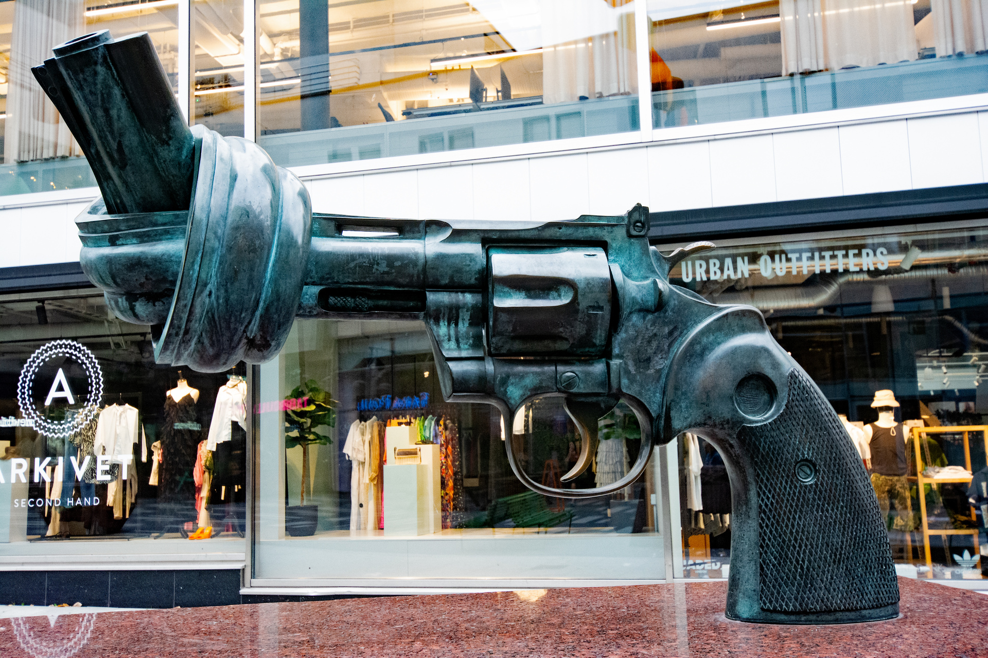 Skulptur - Pistole mit Knoten im Lauf