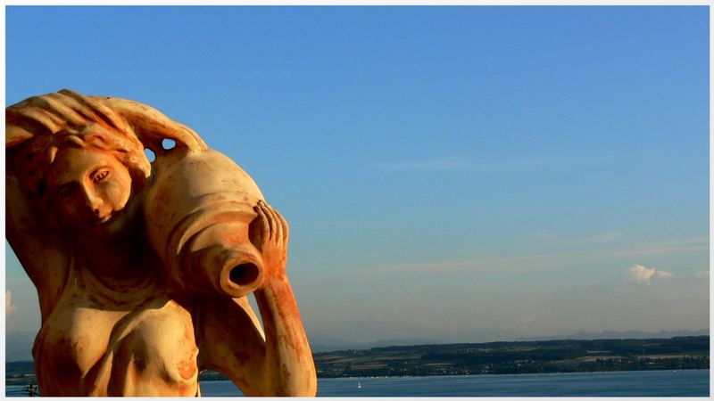 Skulptur posiert vorm Bodensee