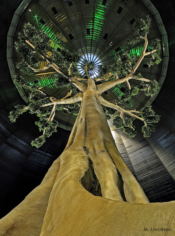 Skulptur Regenwaldbaum im Gasometer