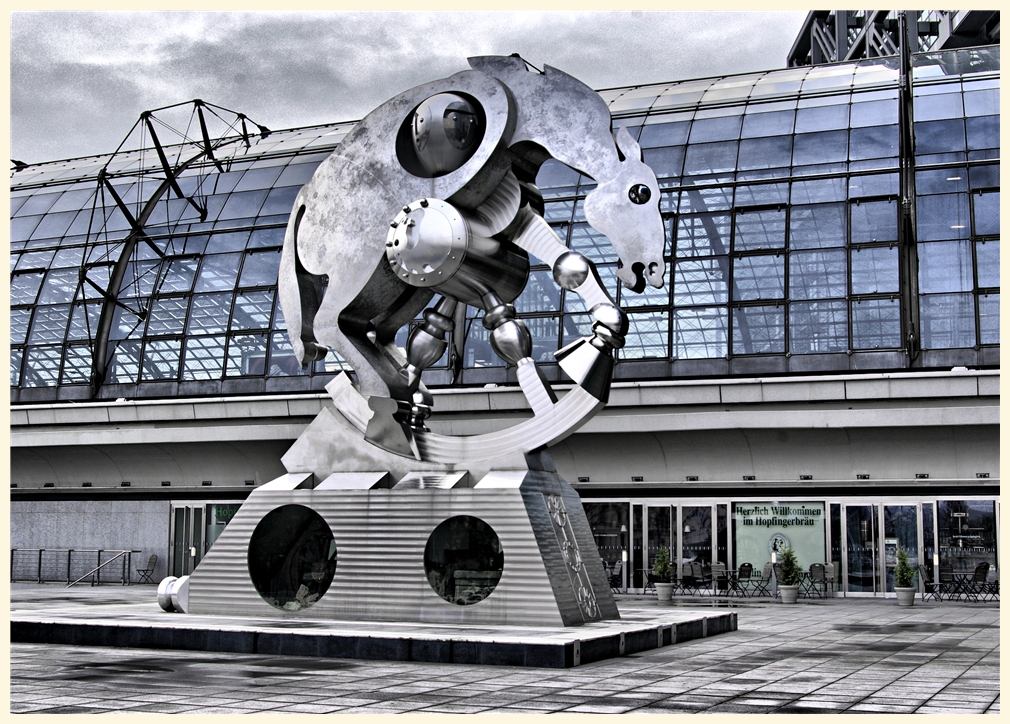 skulptur  ' rolling horse' vor dem lehrter bahnhof (hauptbahnhof)