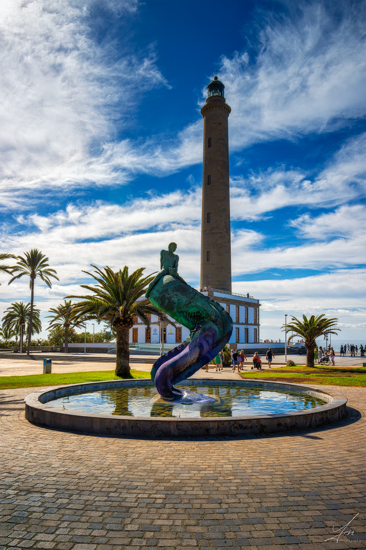 Skulptur und Leuchtturm von Maspalomas