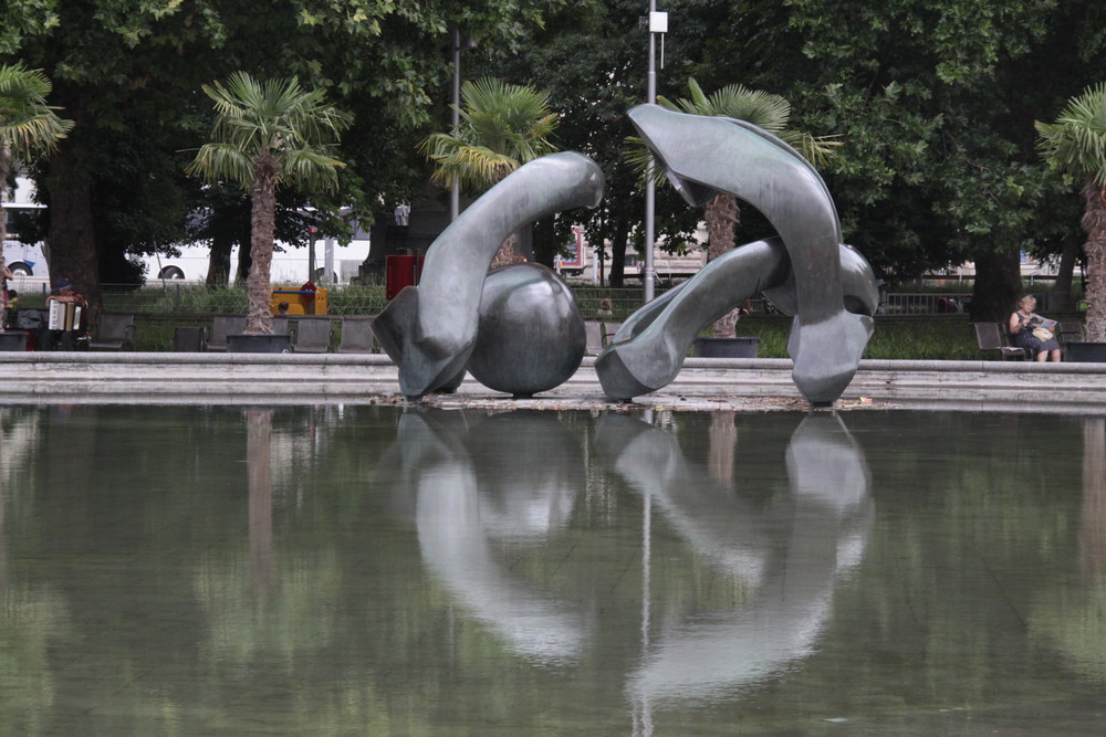 Skulptur vom Künstler Henry Moore, er schenkte die Plastik 1979 der Stadt Wien