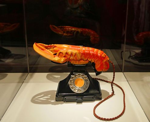 Skulptur von Dalí zu Besuch bei Hans Arp