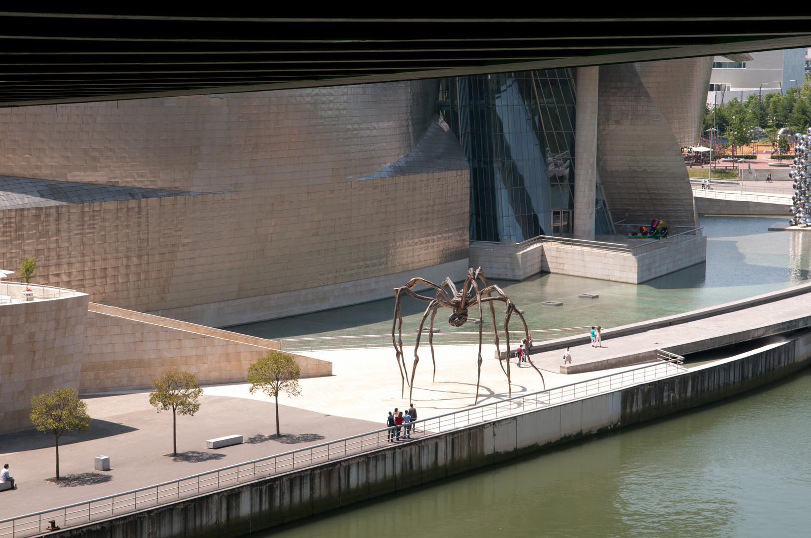 Skulptur von Louise Bourgeois (Spinnenfrau)