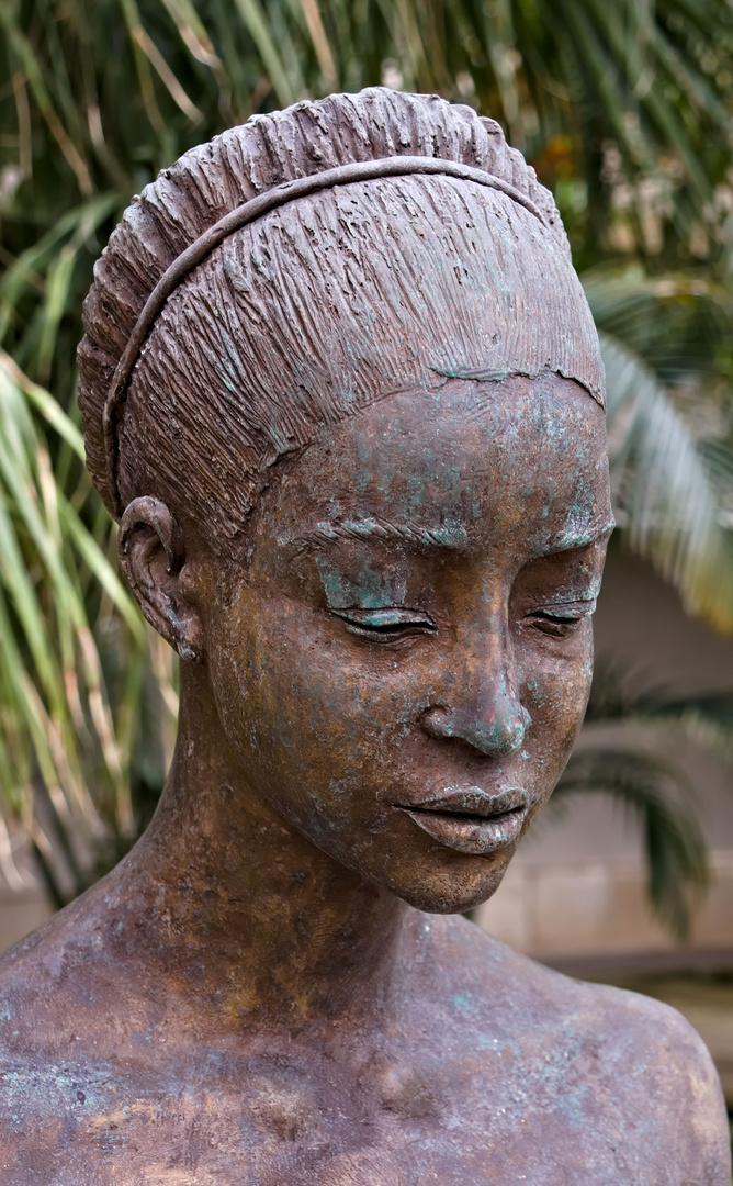 Skulptur von Malgorzata Chodakowska im Pillnitzer Palmenhaus