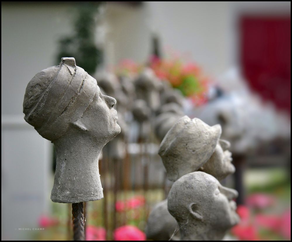 Skulptur von Monica Ott, Behütet (auf Sockel)