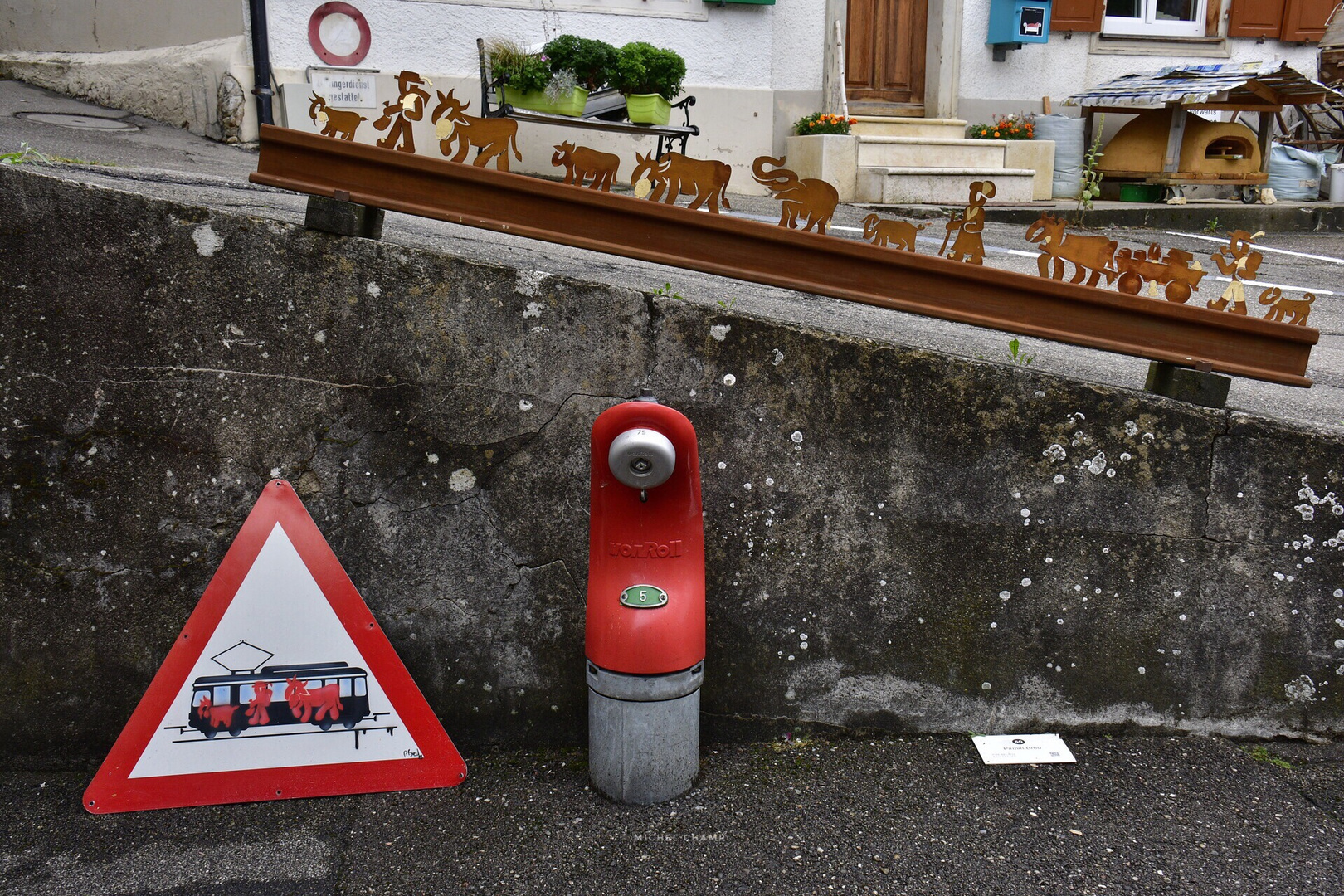 Skulptur von Pirmin Breu, Alp auf Zug, exotisch / Verkehrsschild