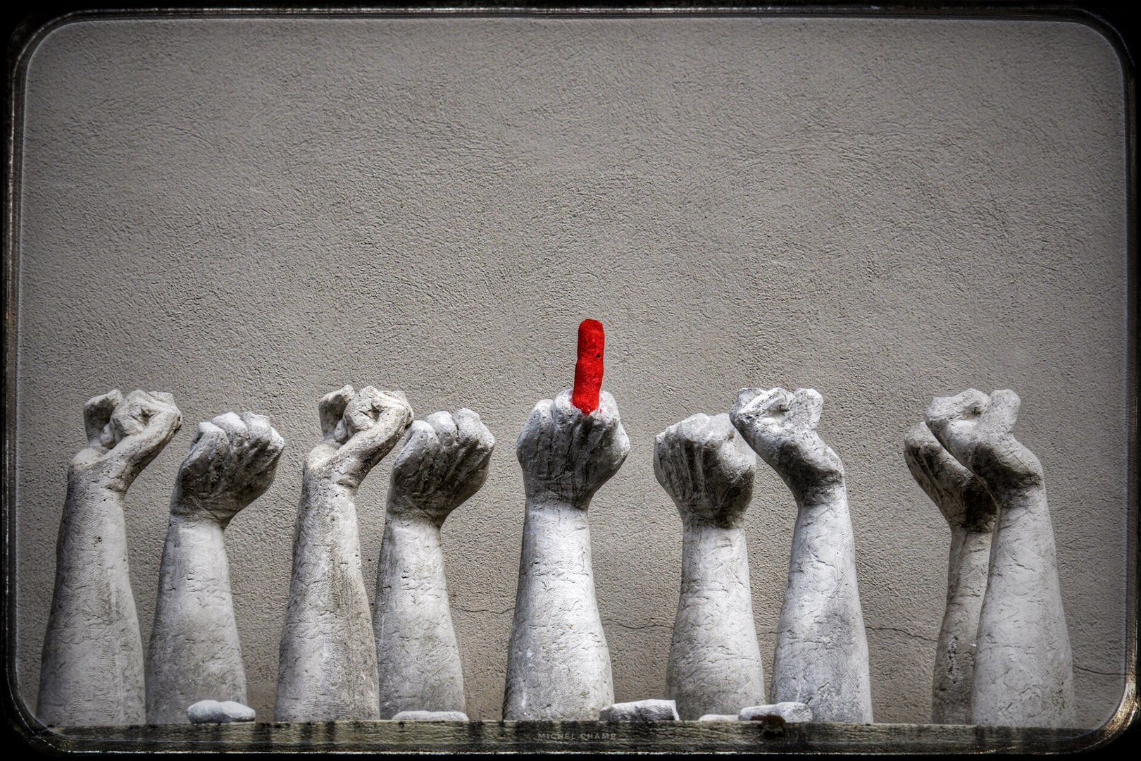 Skulptur von Pirmin Breu, Mehr Solidarität (Faust oder Stinkefingerhand)