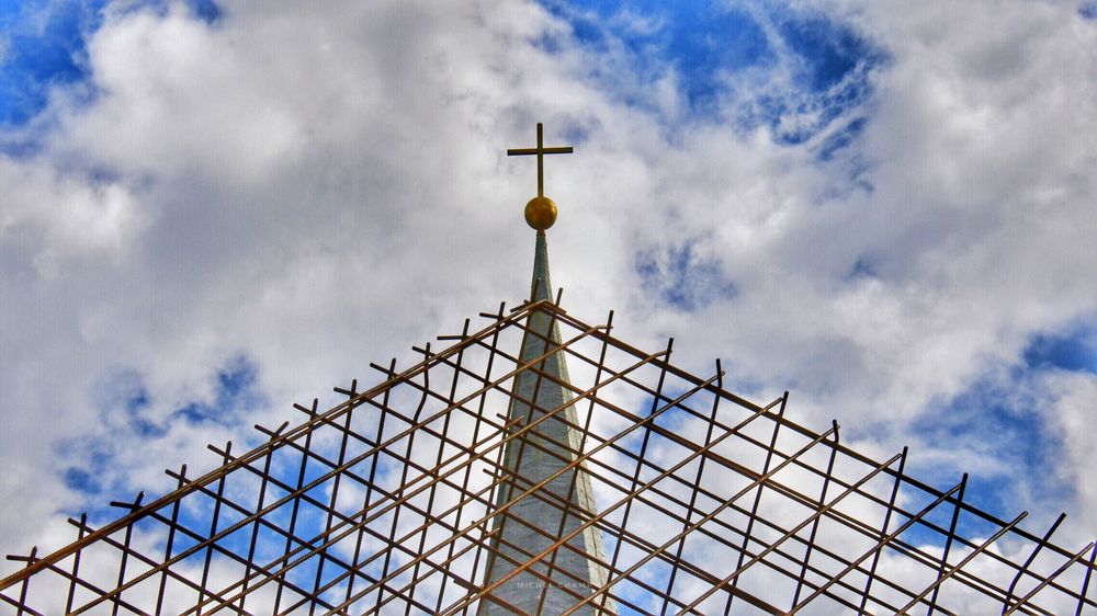 Skulptur von Simeun Moravac, "Das Haus, das nicht auf Erden und nicht im Himmel ist " II