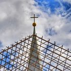 Skulptur von Simeun Moravac, "Das Haus, das nicht auf Erden und nicht im Himmel ist " II