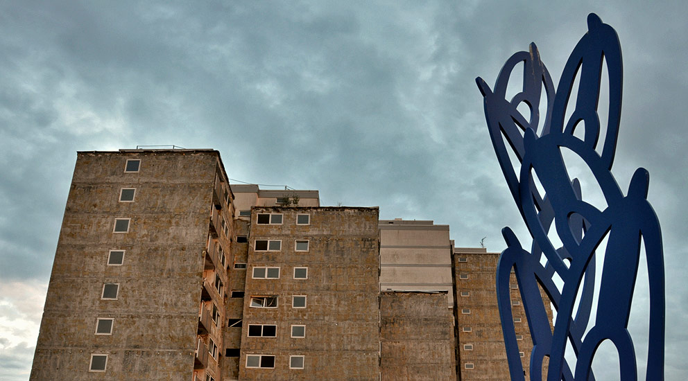 Skulptur vor Abrisshaus oder Helter Skelter