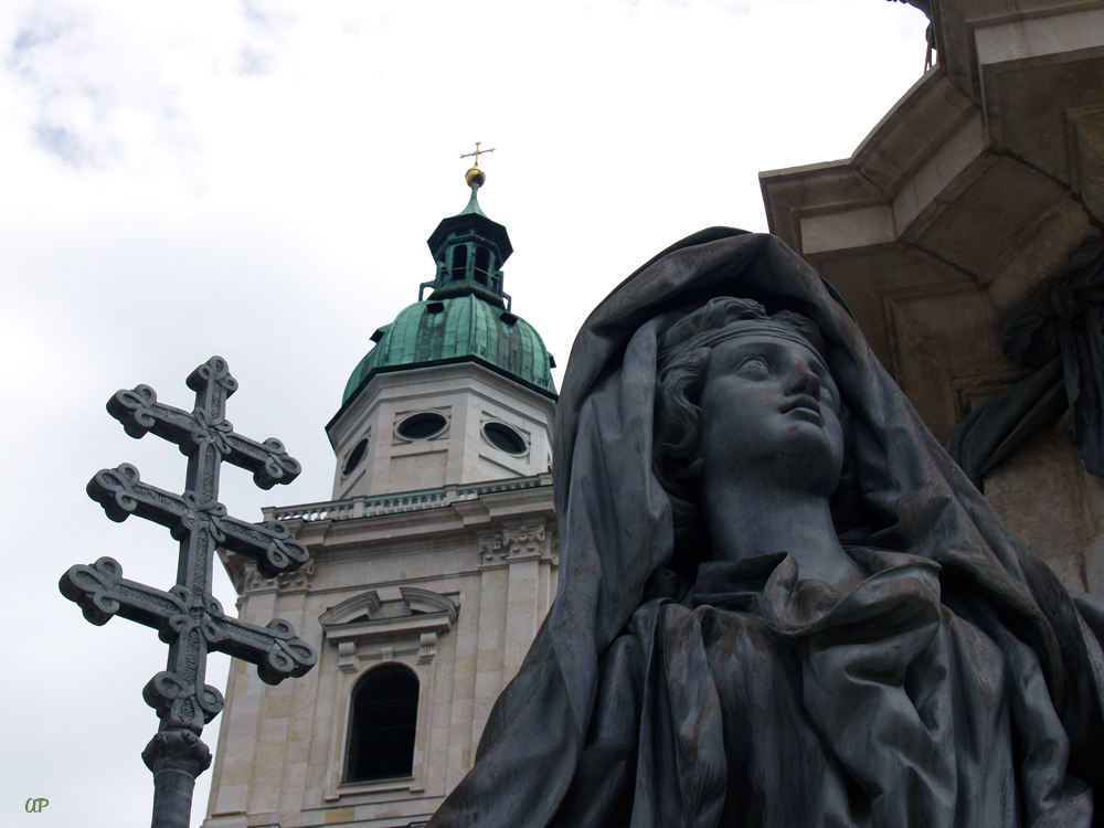 Skulptur vor dem Dom