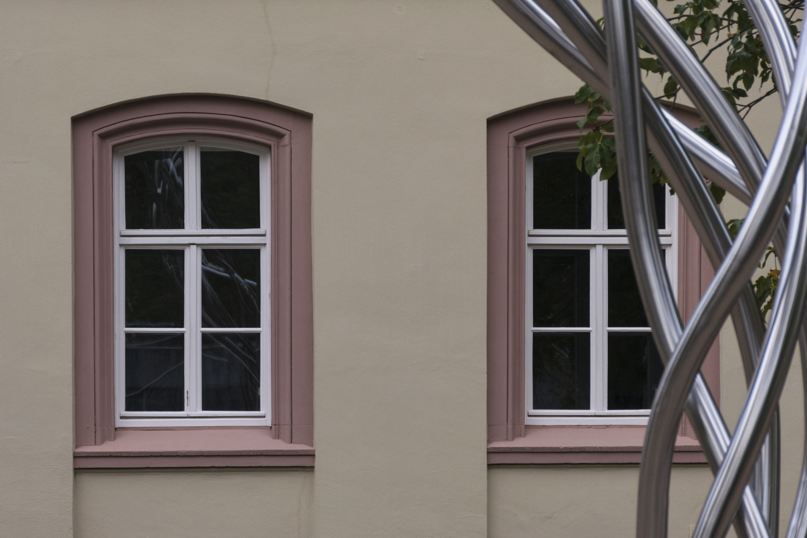 Skulptur vor dem Fenster