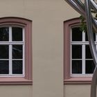 Skulptur vor dem Fenster