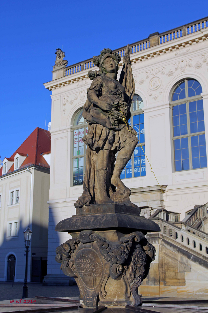 Skulptur vor dem Johanneum