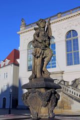 Skulptur vor dem Johanneum