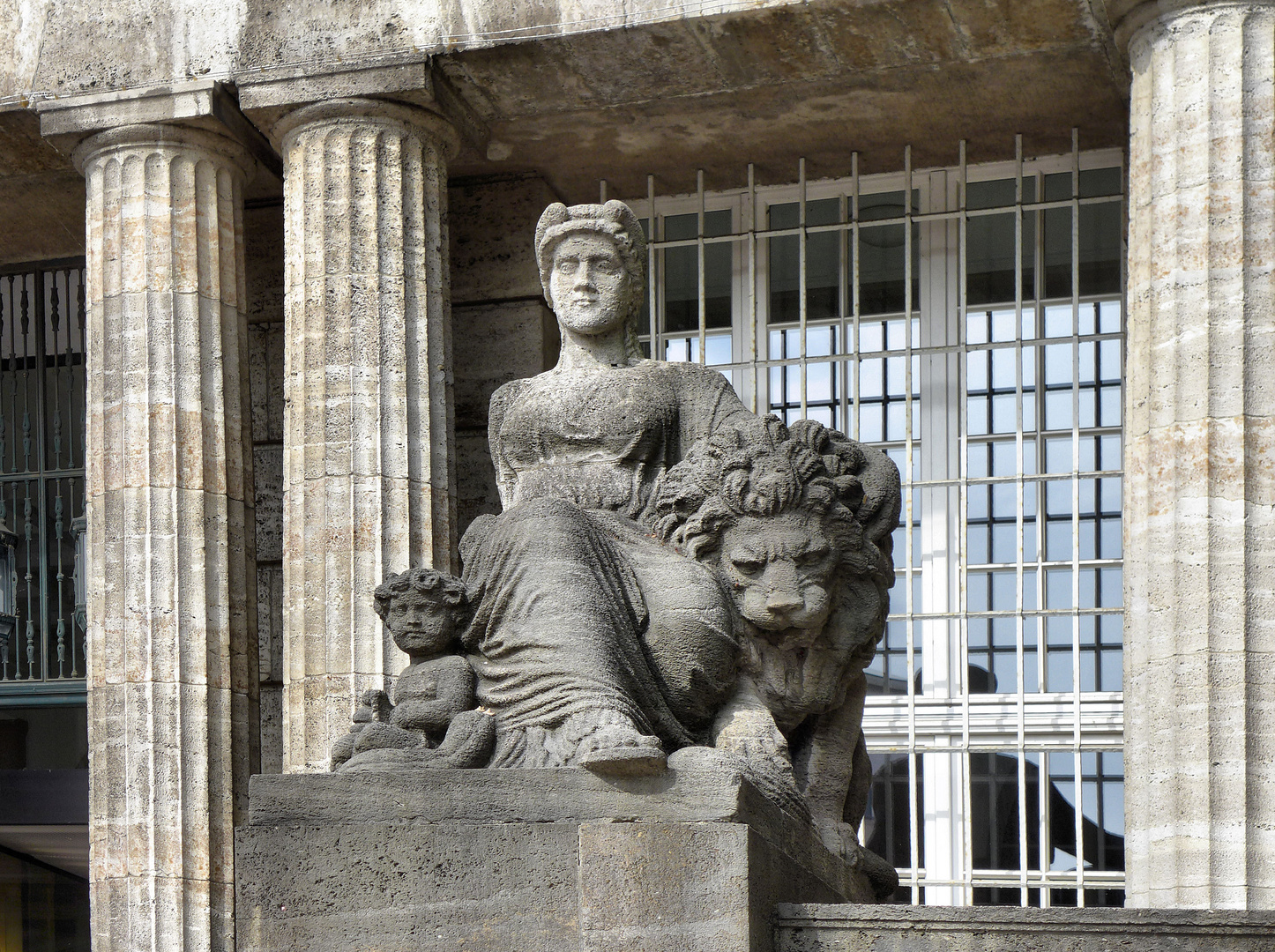 Skulptur vor dem Rathaus in Wuppertal-Barmen