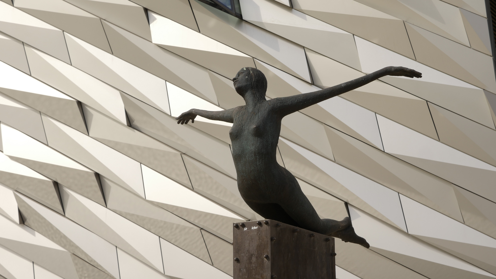 Skulptur vor dem Titanic-Museum, Belfast