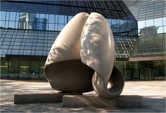 Skulptur vor der Deutschen Bank...