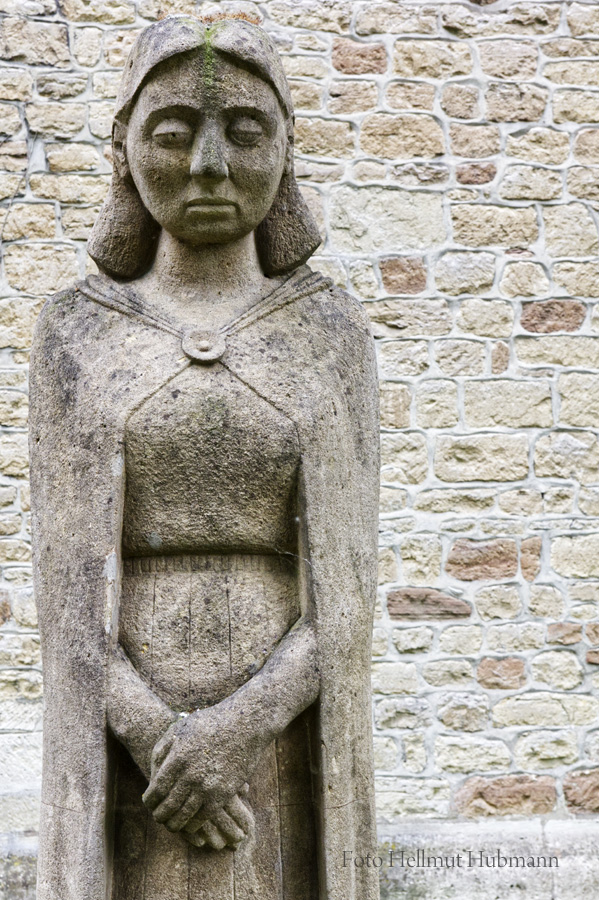 SKULPTUR VOR KLOSERKIRCHE ST. MARIA RIDDAGSHAUSEN