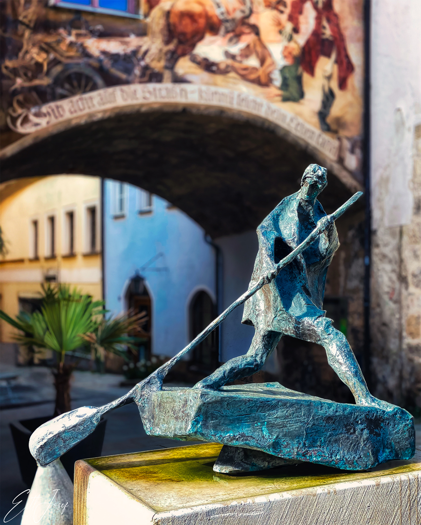 Skulptur vorm Altstadtbogen von Burghausen