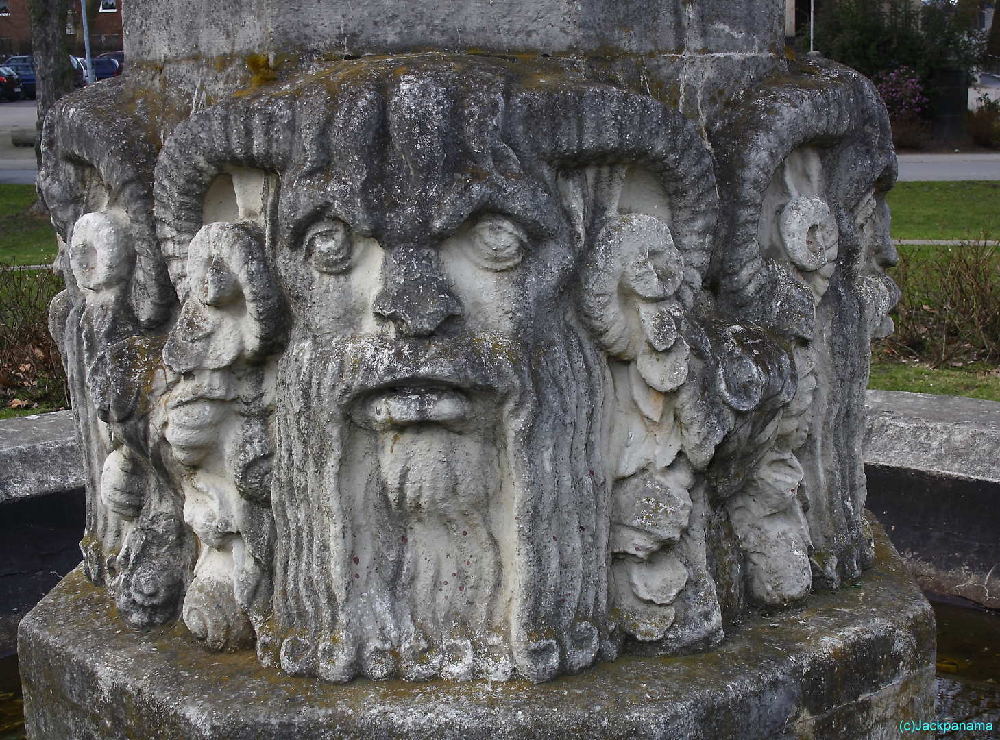 Skulpturen am Jubiläumsbrunnen am Resser Marktplatz in Gelsenkirchen - Reese