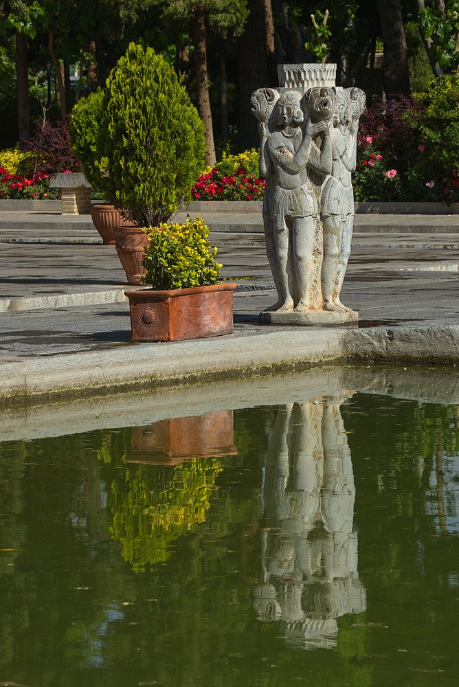 Skulpturen am Wasserbecken des Chehel Sotun-Palastes