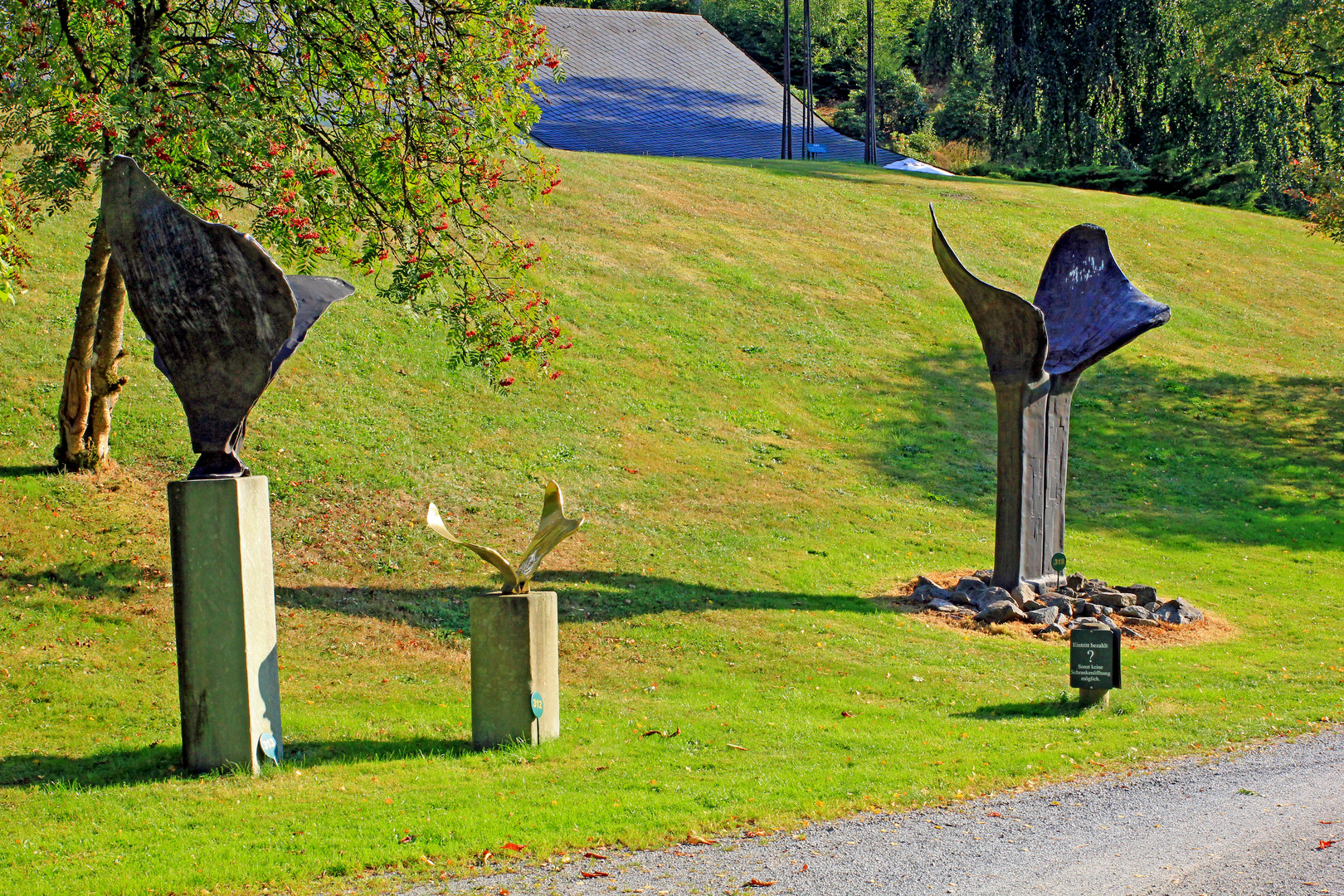 Skulpturen am Weg im Skulpturenpark Klute-Waldemai in Schmallenberg-Niedersorpe