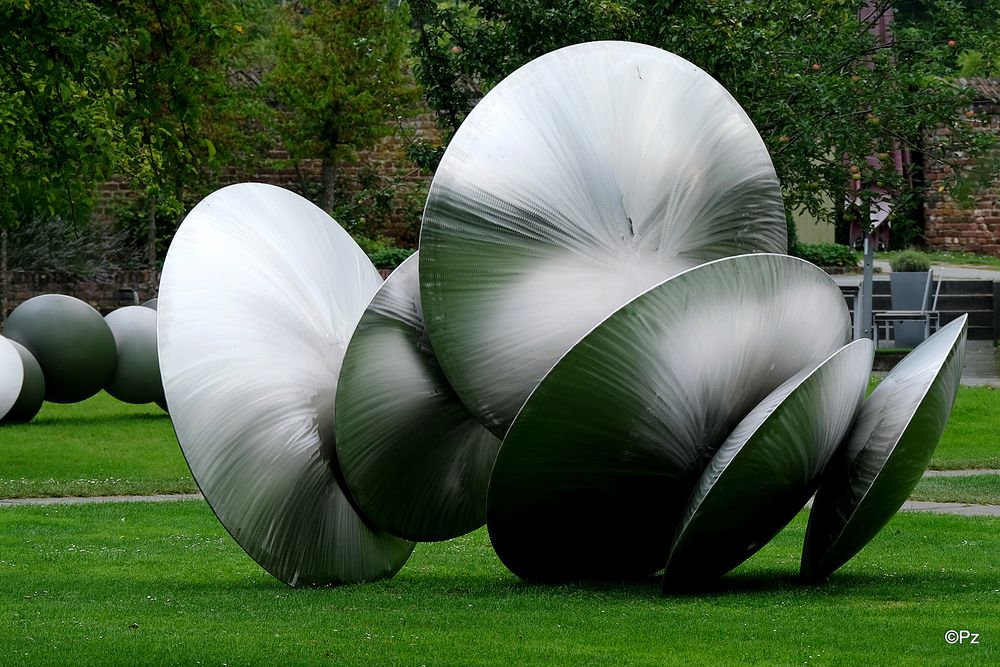 Skulpturen aus der 'Cultivator'-Serie des Künstlers Thomas Schönauer ...