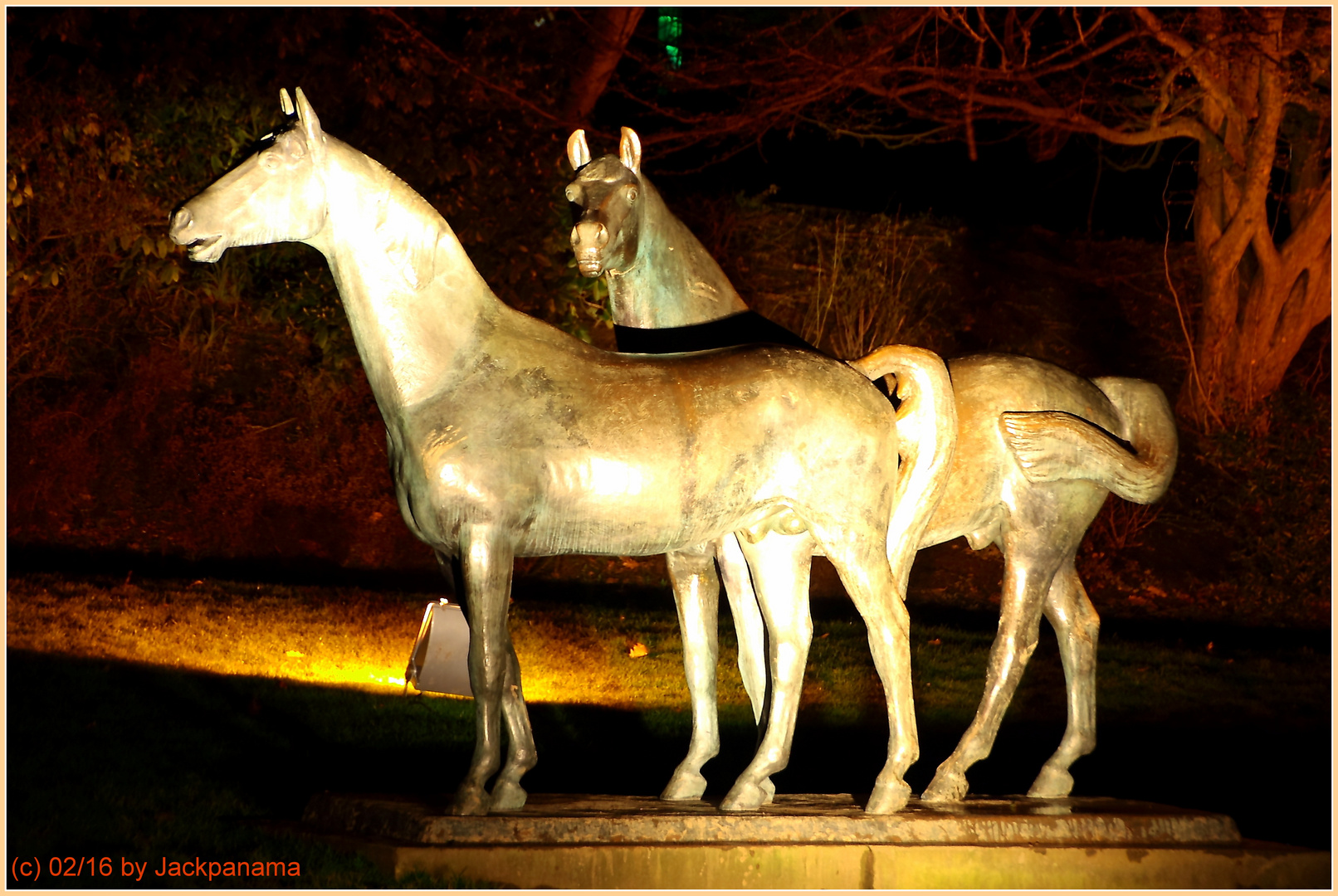 Skulpturen bei Nacht im Grugapark Essen