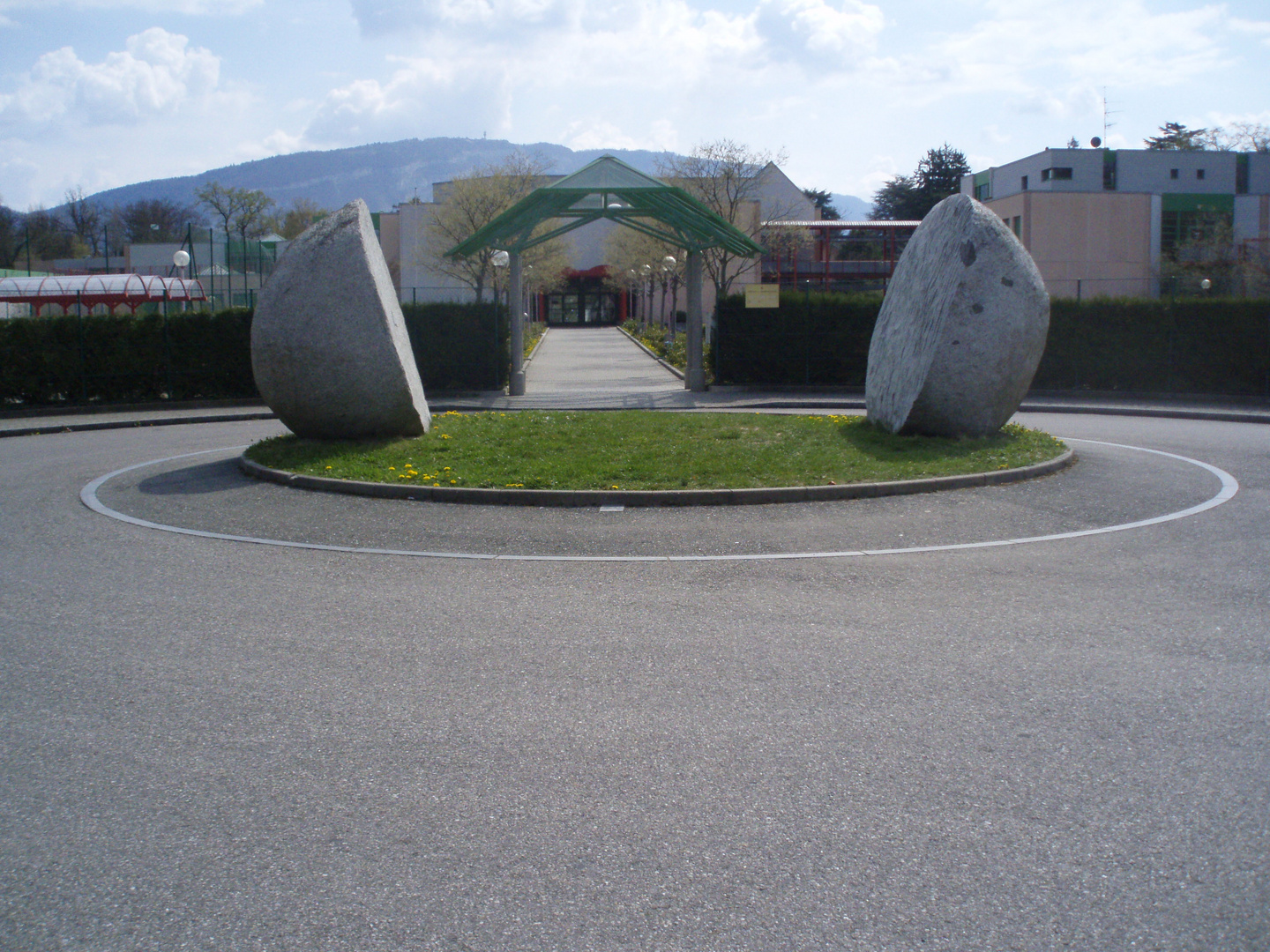 Skulpturen beim Eingang