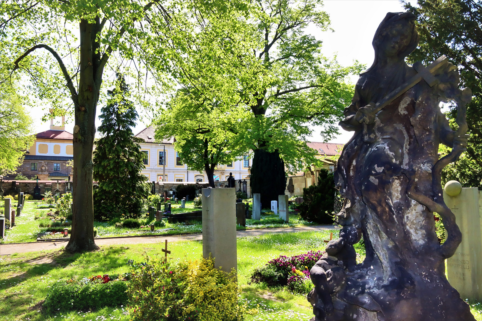 Skulpturen im Alten Katholischen Friedhof in Dresden III - Sichtachse Krankenhaus