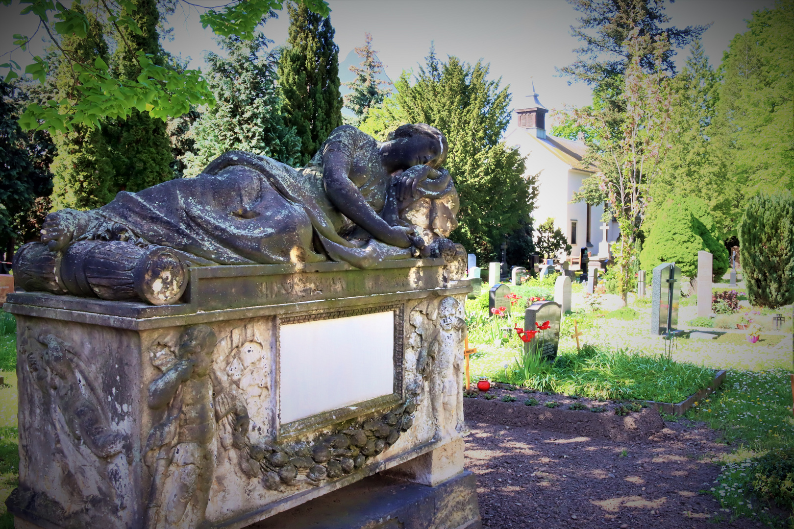 Skulpturen im Alten Katholischen Friedhof in Dresden IV