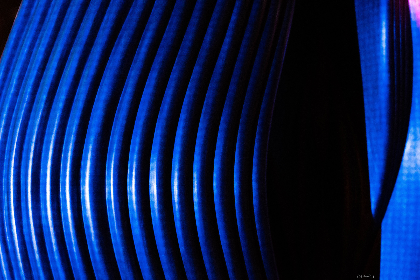 Skulpturendetail im blauen Laserlicht