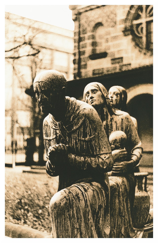 Skulpturengruppe vor der Versöhnungskirche in Dresden