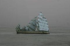 Skulpur im Nebel vor der Oper in Oslo