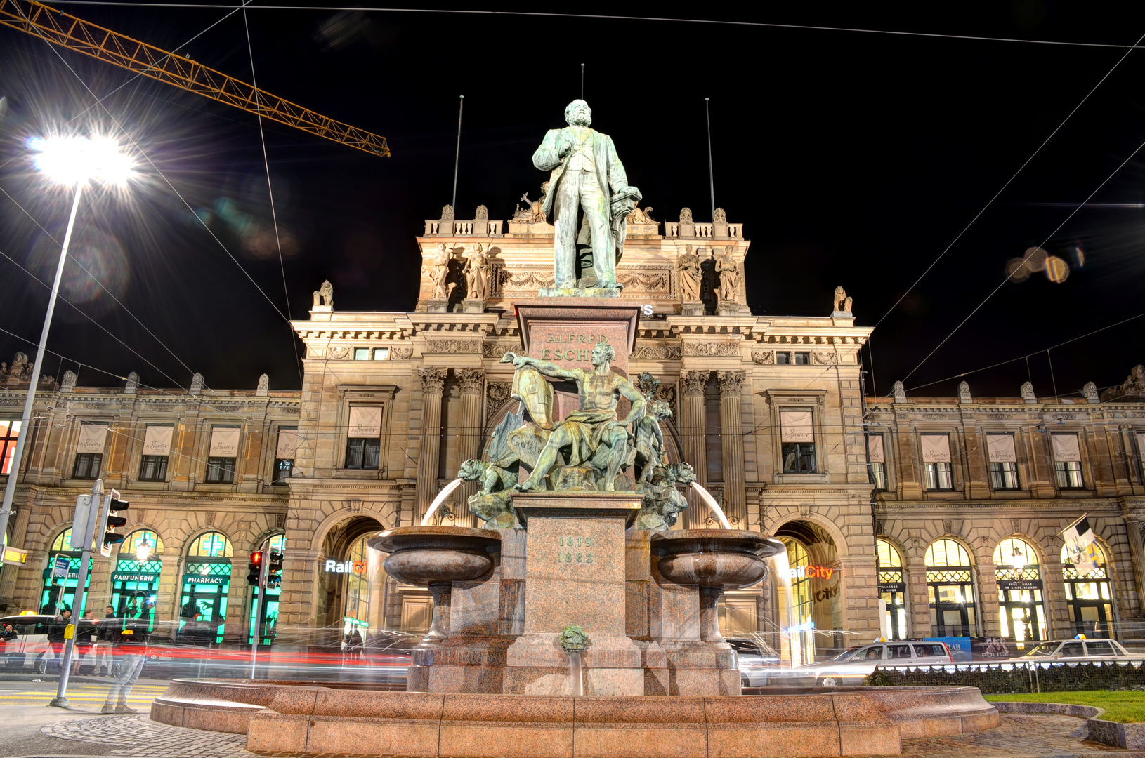 Skultur vor dem HB Zürich